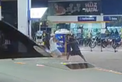 Imagem da notícia VÍDEO: Prefeito de Ivinhema agride homem com barra de ferro em posto de combustíveis